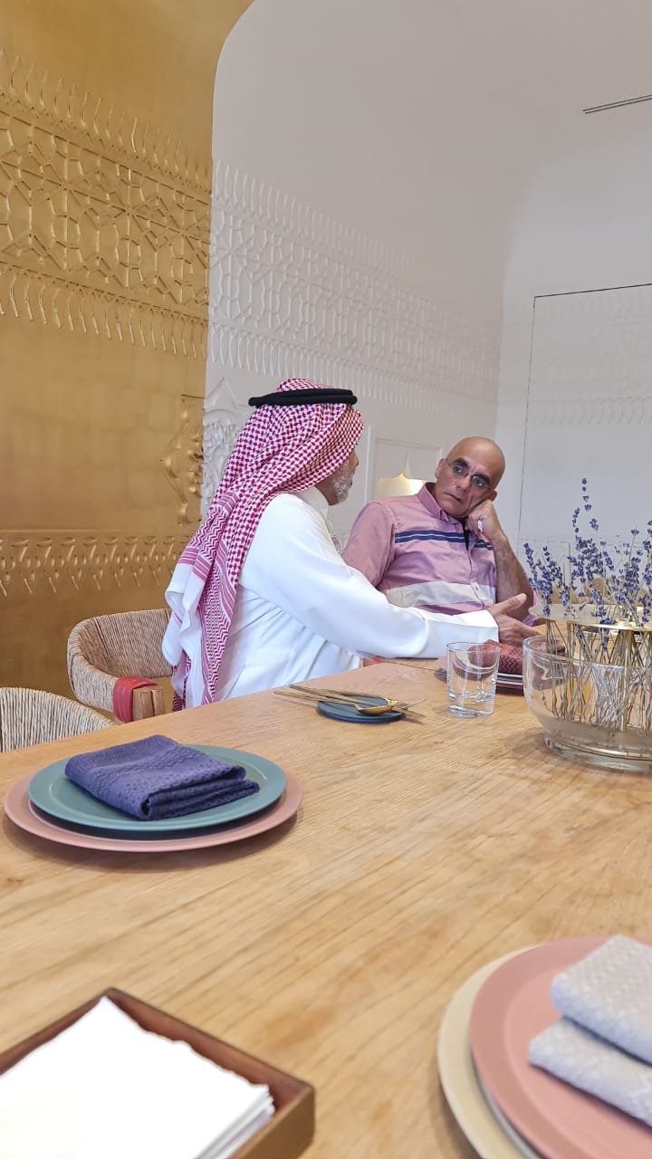 في إطار عمله الدؤوب وبدعوة من لجنة الرياضات التقليدية الشعبية السعودية، قام مؤسس ورئيس الاتحاد العربي الاستاذ مارون خليل خليل بزيارة الممل العربية السعودية وعقد اجتماع مع اللجنة برئاسة السيدة ريم الفقير بهدف تفعيل النشاطات بين الطرفين image